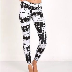 ALO Yoga Black White Tie Dye Small Rare Leggings